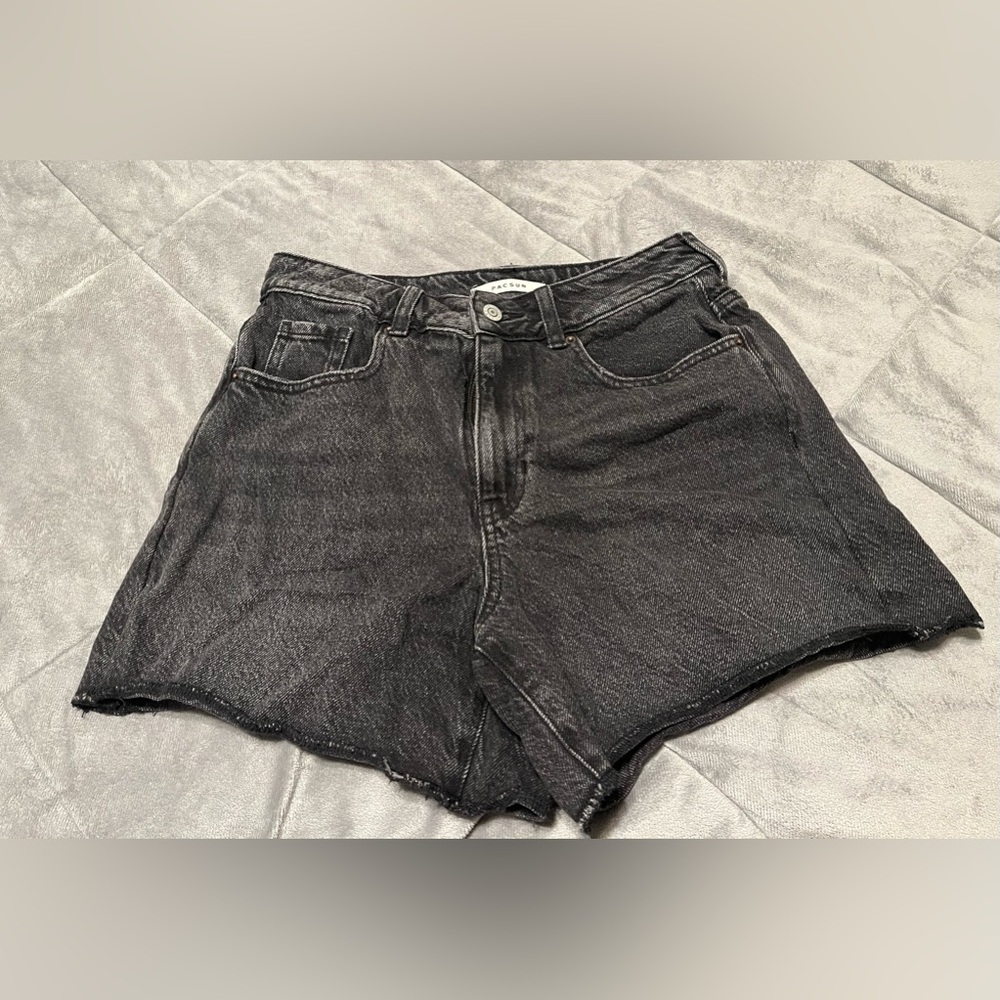 PacSun Mom Shorts Raw Cut Hem Distressed Black, Size 26, EUC